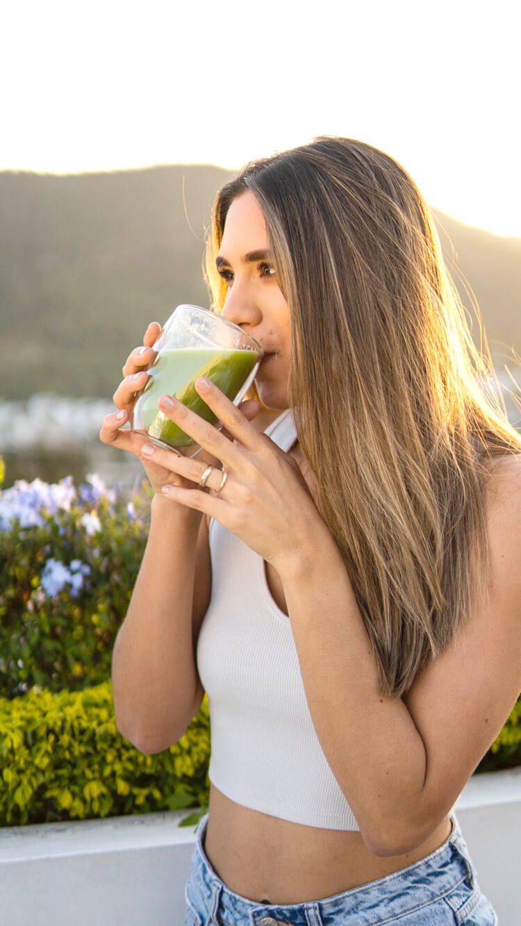 Valentina Mariño tomando jugo detox