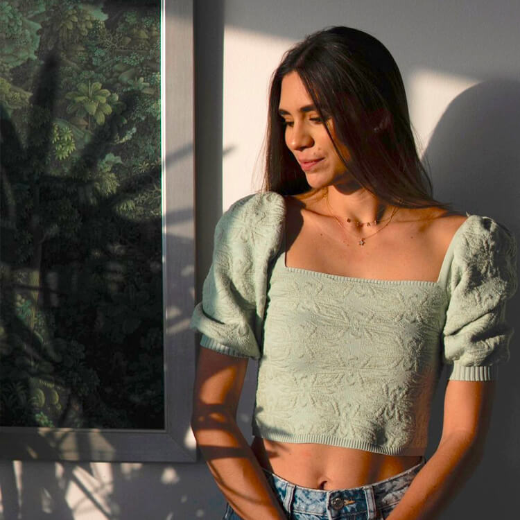 Valentina con blusa verde a contraluz